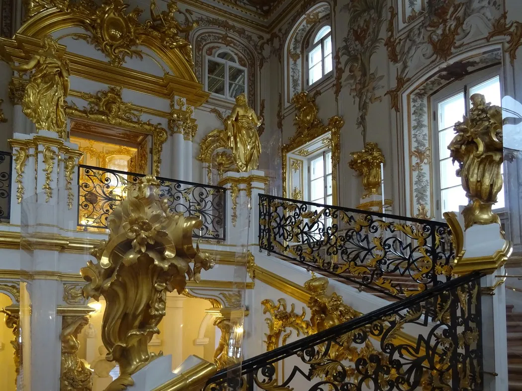 Раз­но­об­разные скуль­пту­ры