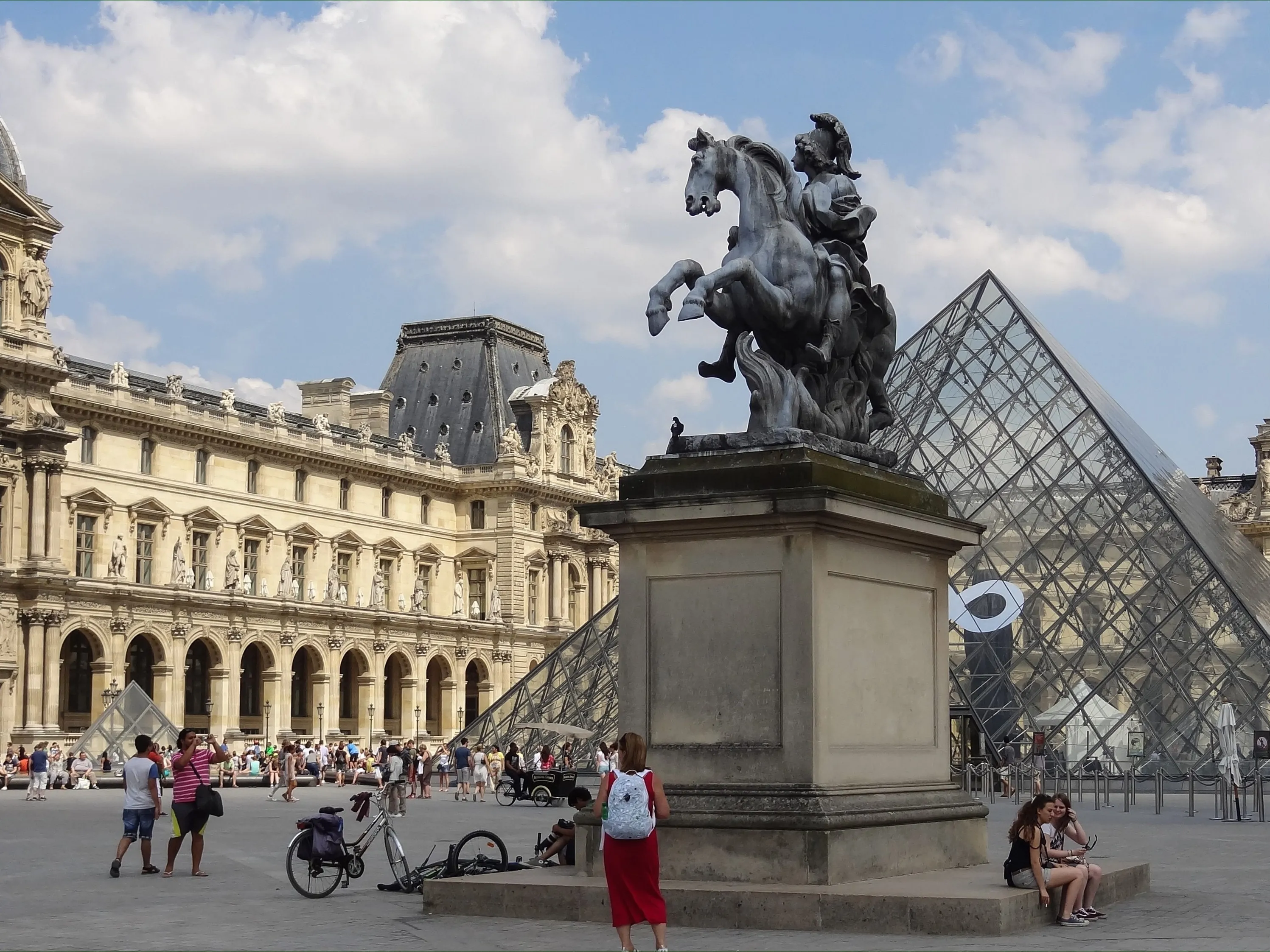 Ук­ра­шение пло­щади пе­ред Лув­ром