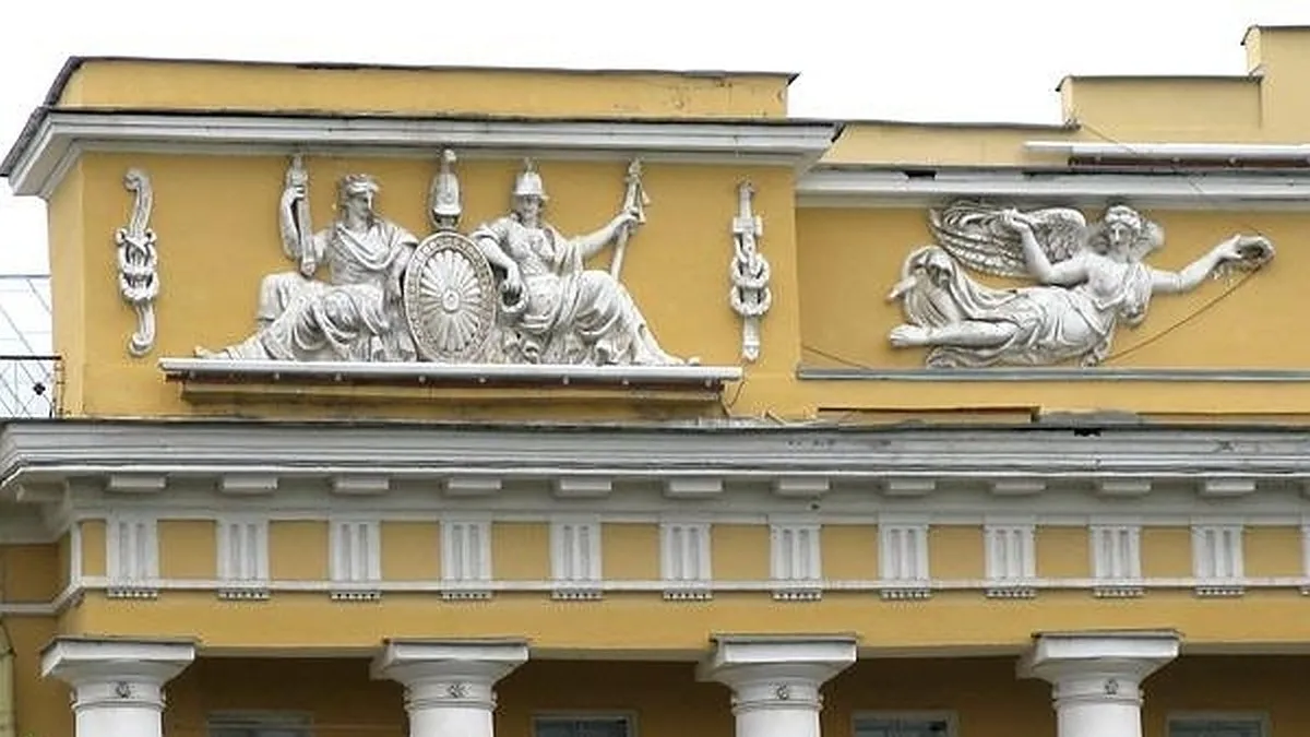 Рель­ефы на во­ен­ную те­му