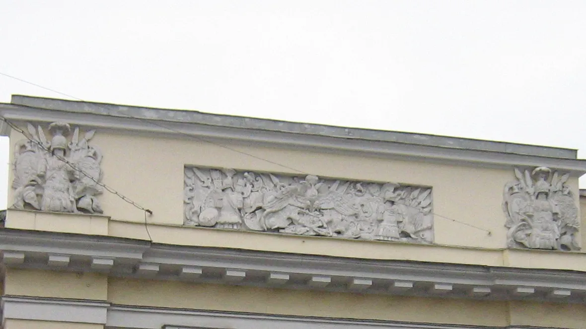 Ба­рель­ефы из во­ен­ных дос­пе­хов