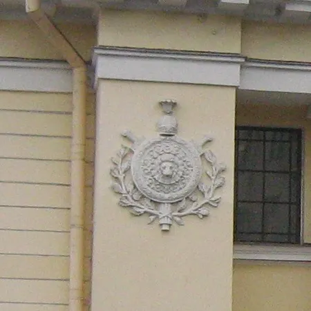 Щи­ты с ме­чами и ду­бовы­ми вет­вя­ми