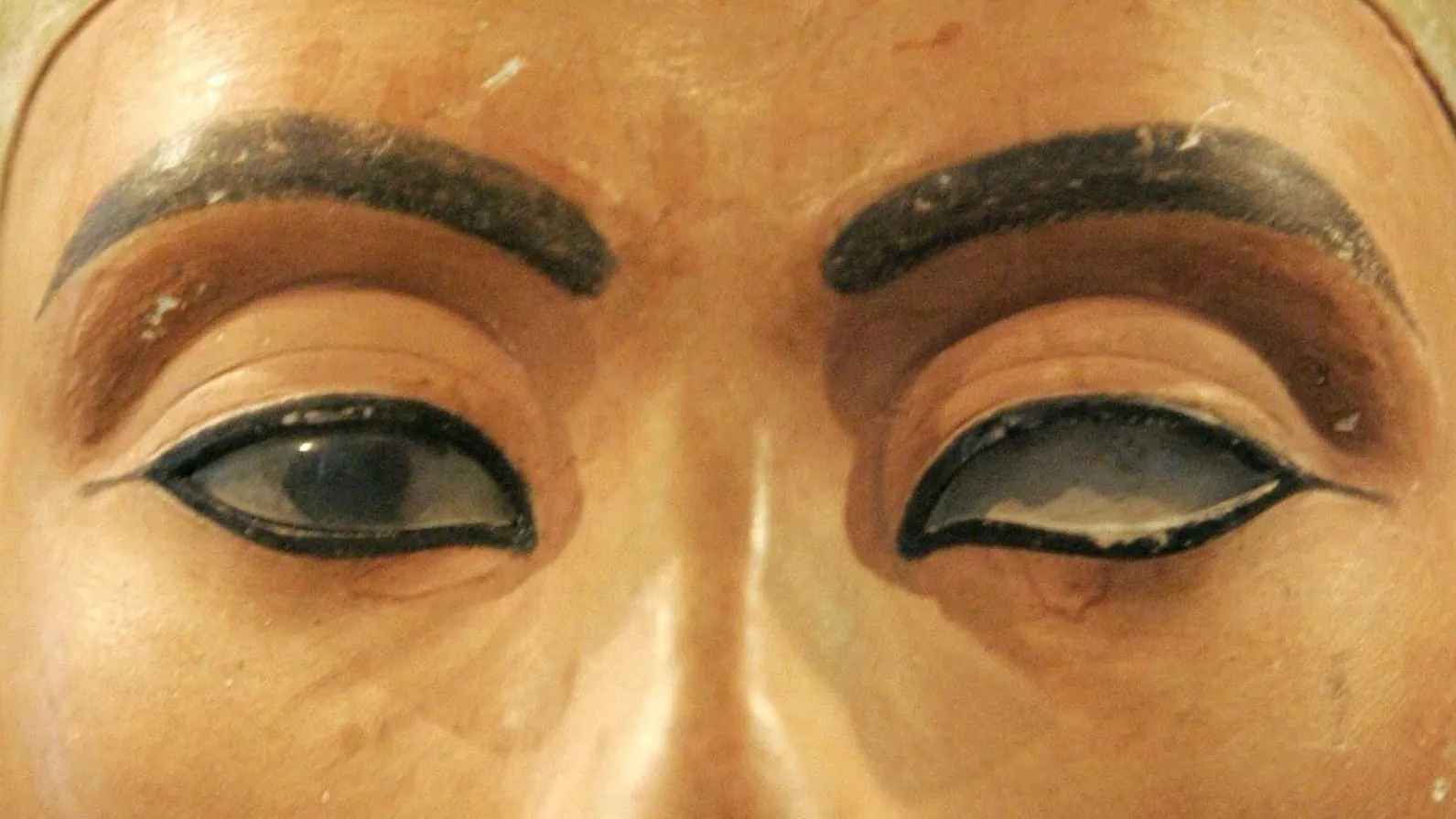 Мин­да­левид­ные гла­за