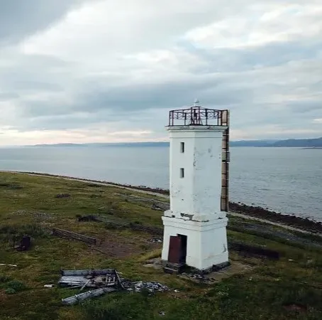 Вось­миг­ранная кир­пично-бе­тон­ная баш­ня