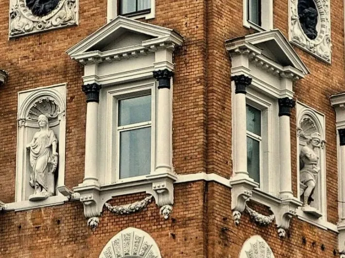 Фи­гуры на фа­саде