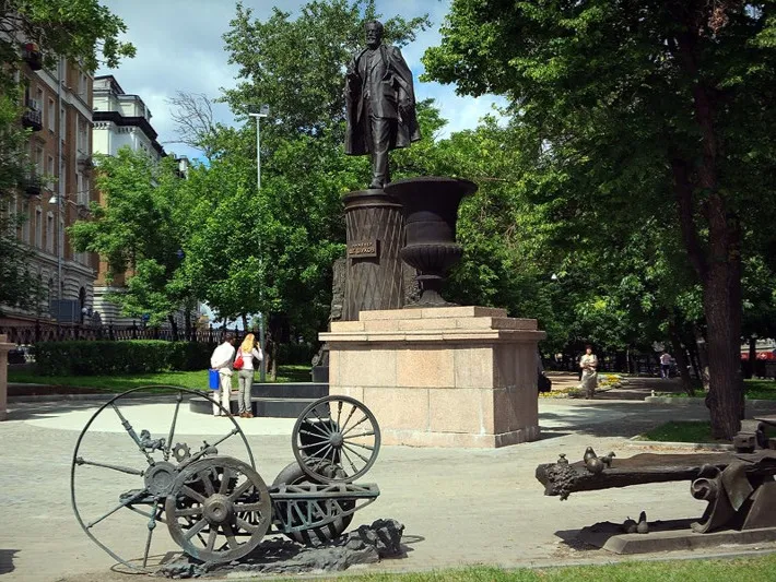 Вла­дими­ру Гри­горь­еви­чу Шу­хову