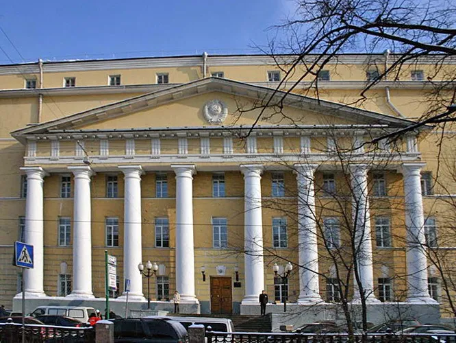 Вось­ми­колон­ный пор­тик