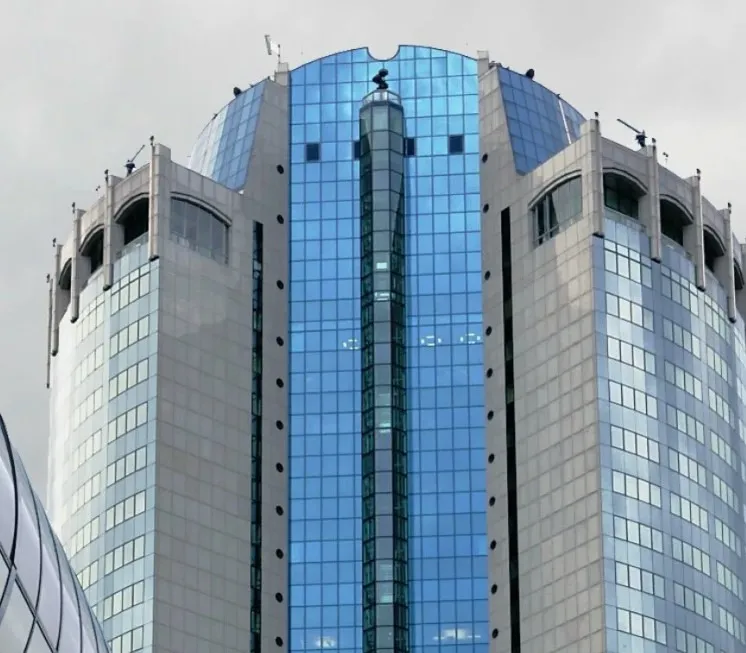 Фа­сад из стек­ла и гра­нита