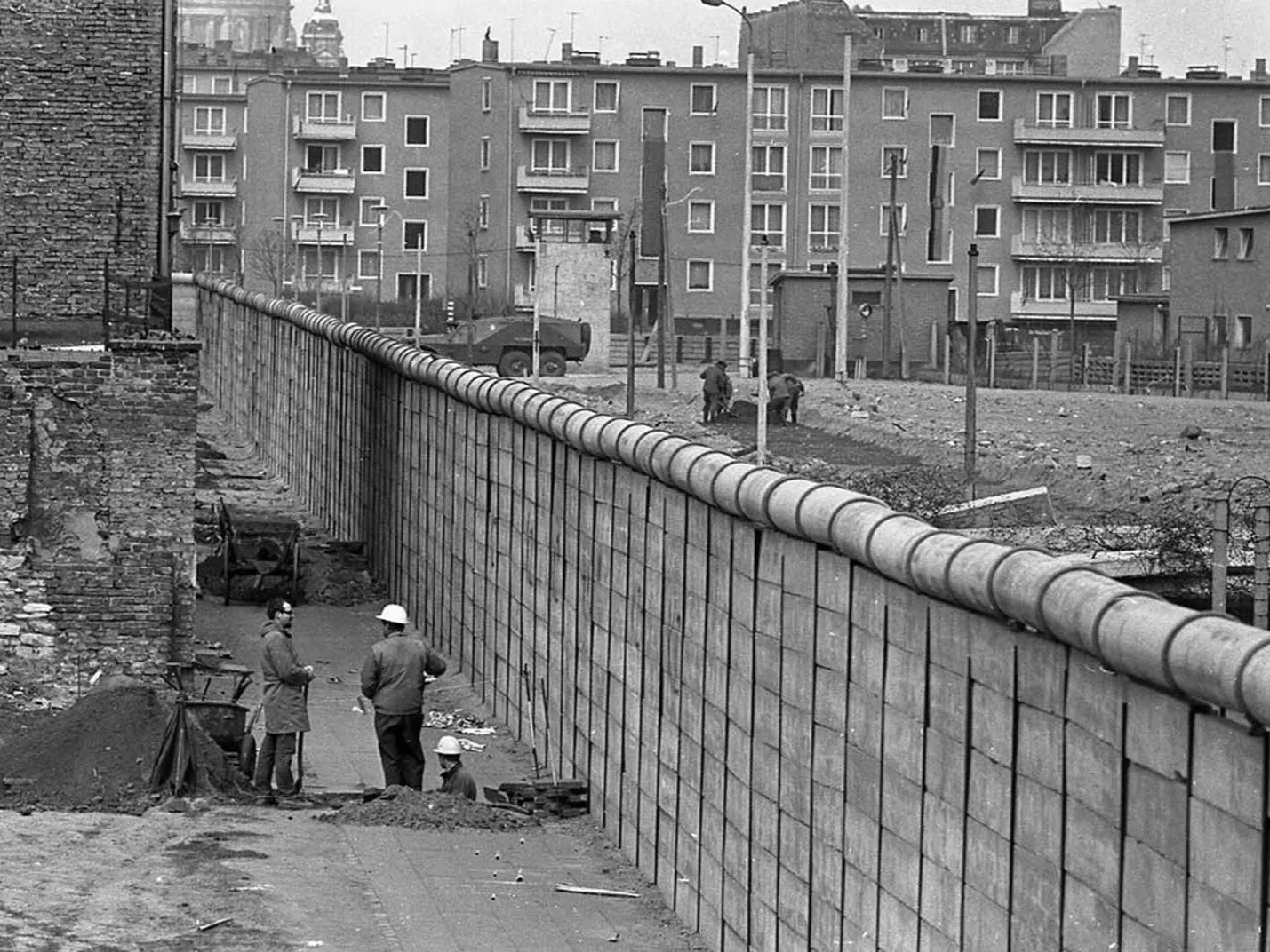 Мир рас­ко­лот над­вое